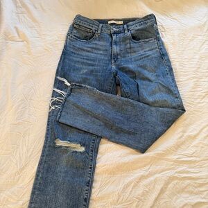 High-Rise Women’s Levi Jeans with Distressed Knee